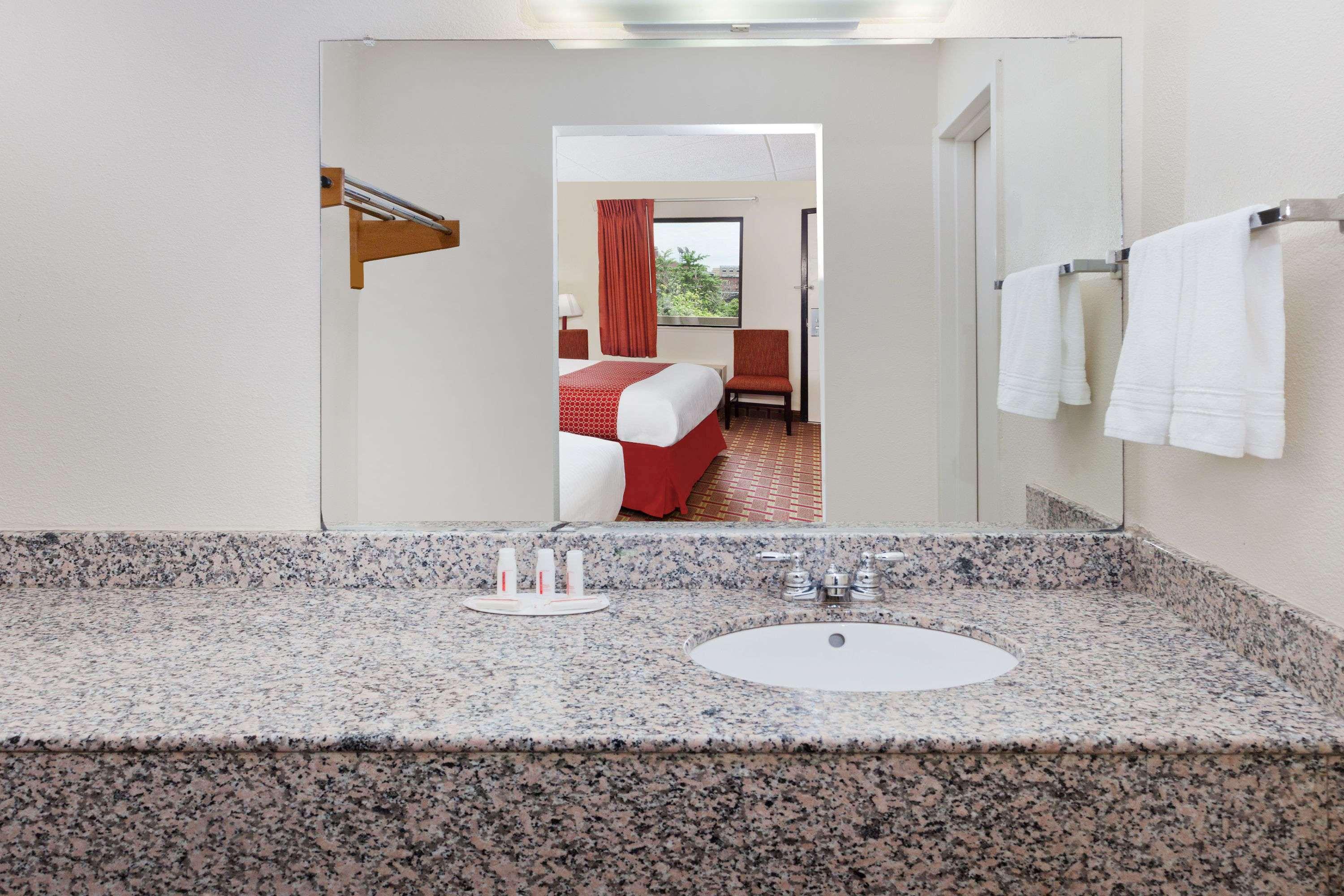 Hotel Bo, A Days Inn By Wyndham Chattanooga Downtown Buitenkant foto